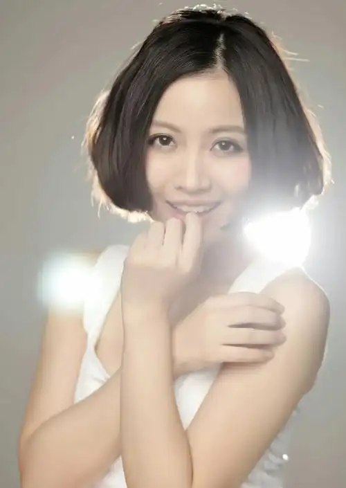 出生于湖北省武汉市,中国内地流行乐女歌手,毕业于中国音乐学院声歌系