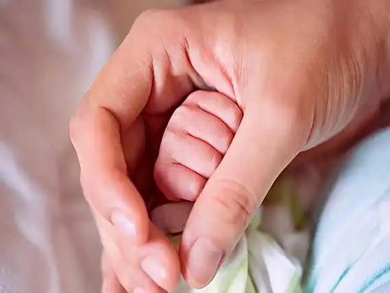 吉雪萍三胎成功诞下双胞胎三子一女生活幸福令人称羡