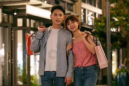 医院的夜晚情侣夜晚逛街购物背景