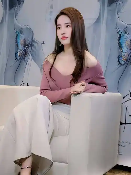 刘亦菲酒红色上衣长发优雅写真_气质_女神_长裙