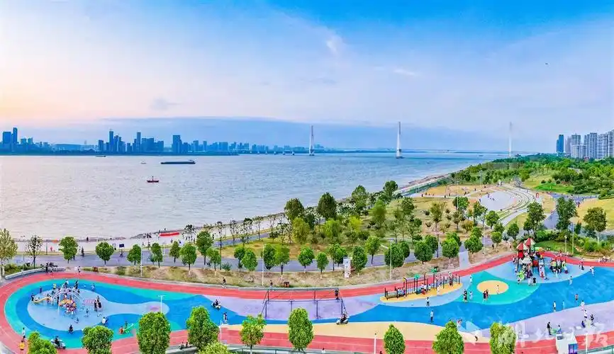 江滩公园乐享初秋凉意