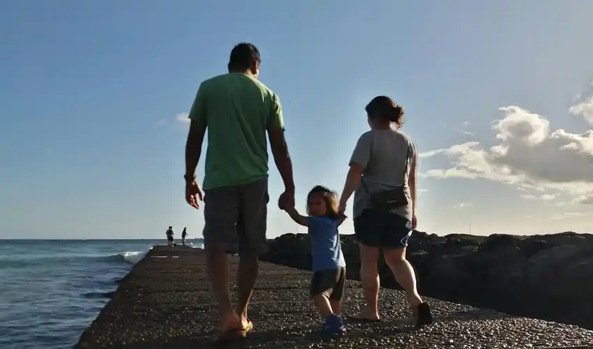 一家三口在夜幕下散步