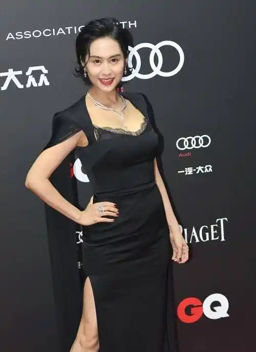 49岁朱茵状态保持真好,礼服造型不输少女,气质依旧"女神级别"_黑色