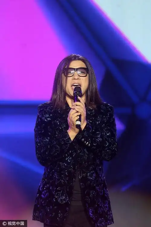 9月23日晚,著名歌手郭峰在湖南省双峰县青树坪首届旅游文化节暨群星