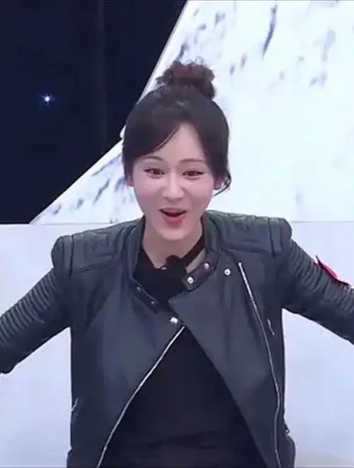 张一山嘲笑杨紫内八腿!杨紫听完后反应,笑疯王俊凯丨高能少年团