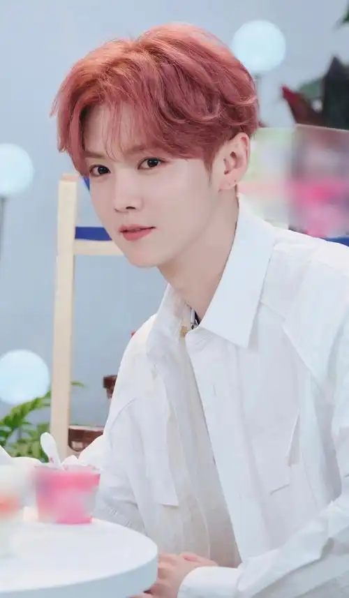 漂亮的温柔的可爱的新鲜的鹿晗哥哥,真的很喜欢