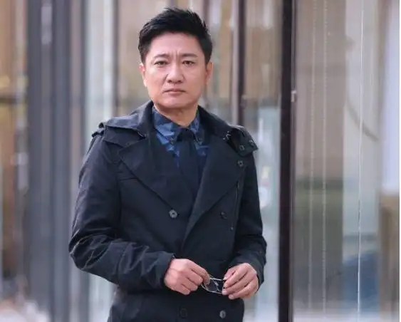 他出道多年零绯闻,拒绝过范冰冰,今50岁与护士妻子低调幸福
