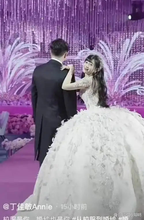 热!谢霆锋现身干女儿婚礼,网友辣评穿运动服参加婚礼,就服你