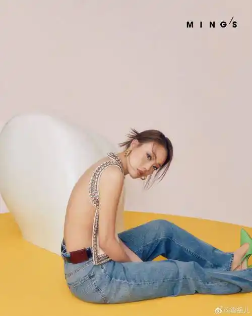 容祖儿再登杂志封面,秀白皙美背超性感,笑容甜美让人心动_显得_照片