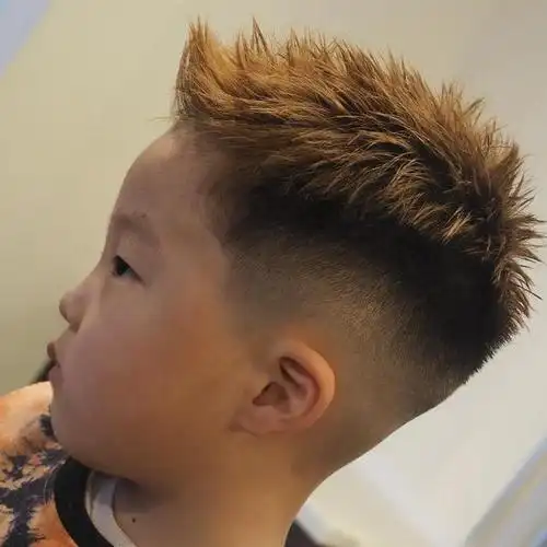 小男孩发型多样化,从简约的小寸头到时尚烫染发型,再到可爱的飞机头和