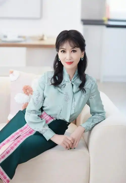赵雅芝印花衬衣优雅端庄写真
