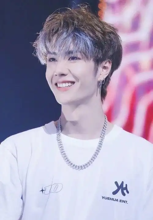 王一博壁纸:啵啵子治愈系笑容来了,让人沉溺在其中无法自拔