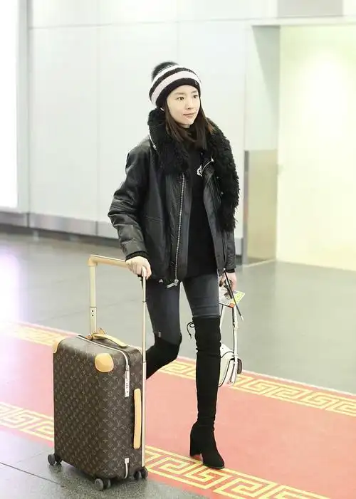 董洁戴毛线帽温暖可人气质出众过膝长靴尽显大长腿