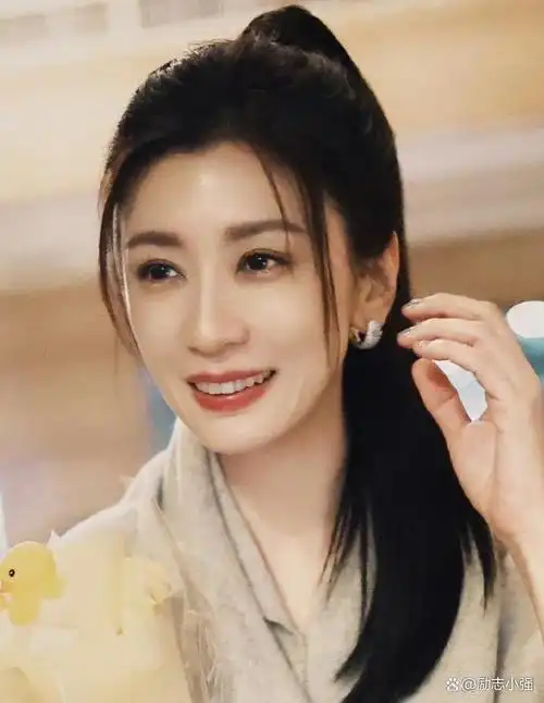 最近,一组贾静雯下班路透照片在网络上疯传,照片中的她梳着高马尾