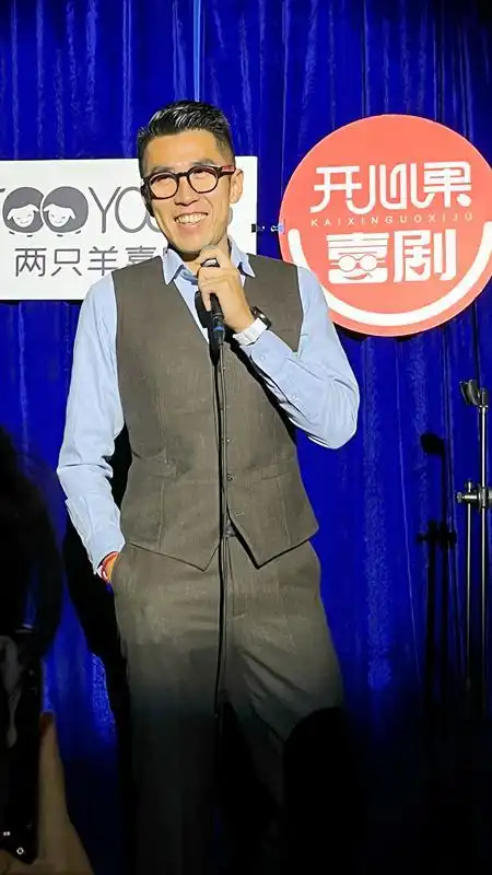 这之中,就有一位骑着二八大杠,身高1米9的大汉——fu大爷.