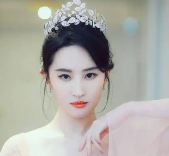 刘亦菲天仙人设崩塌?最新近照被关滤镜,脸上细节引热议