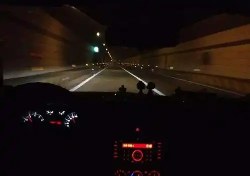 在夜晚开车视野很差怎么办老司机教你一句"口诀"这样开很稳