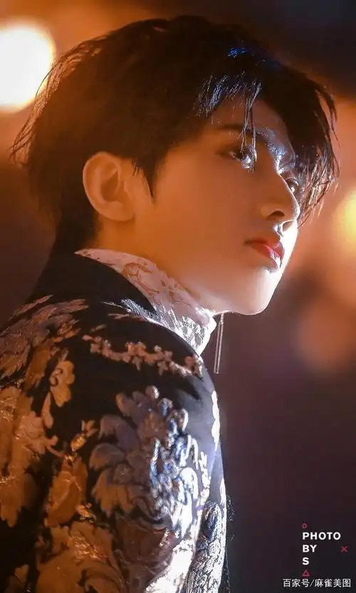 超帅的蔡徐坤高清美图写真日常竖版壁纸