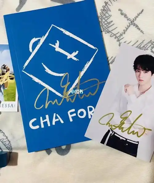 王俊凯签名星卡里笔记本