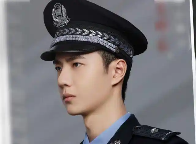 王一博穿警服出席活动,离开八级p图待遇后,这脸蛋太诱人