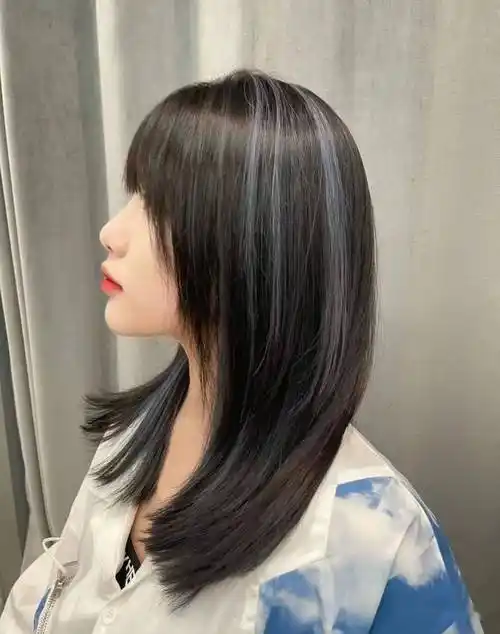 女生看过来了,中长发这样剪,既好看又容易打理,不烫不染也会非常好看