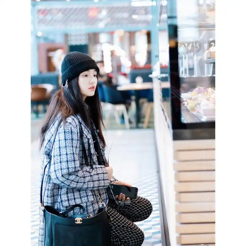 穿搭示范 林允机场私服穿搭分享 外套|香奈儿 chanel 包包|香奈儿