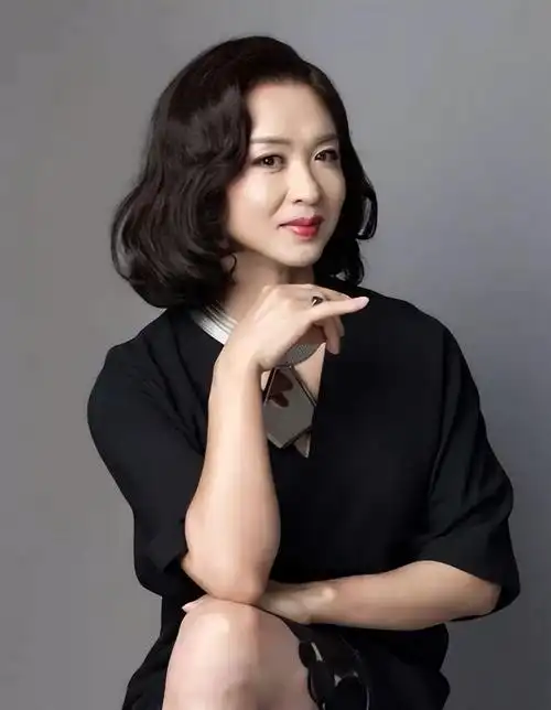 56岁金星疑似暴露本质做了28年女人不明白为什么捂胸