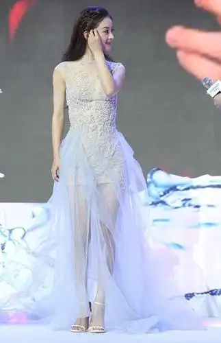 赵丽颖气质甜美温柔,穿一件连衣裙搭配高跟鞋女人味十足,超好看