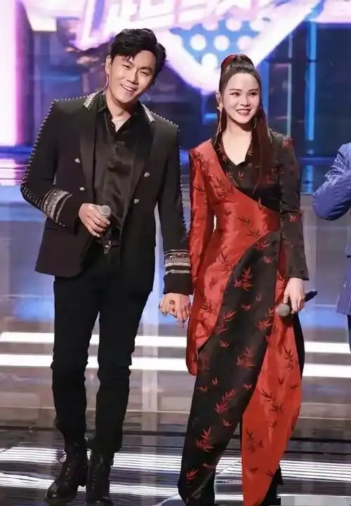 56岁的伊能静跟老公秦昊站在一起还是看得出来年纪,虽然每次伊能静都