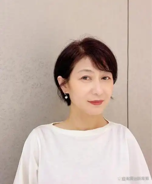 48岁以上的女人,发型决定气质!建议远离"大妈卷",这些更洋气