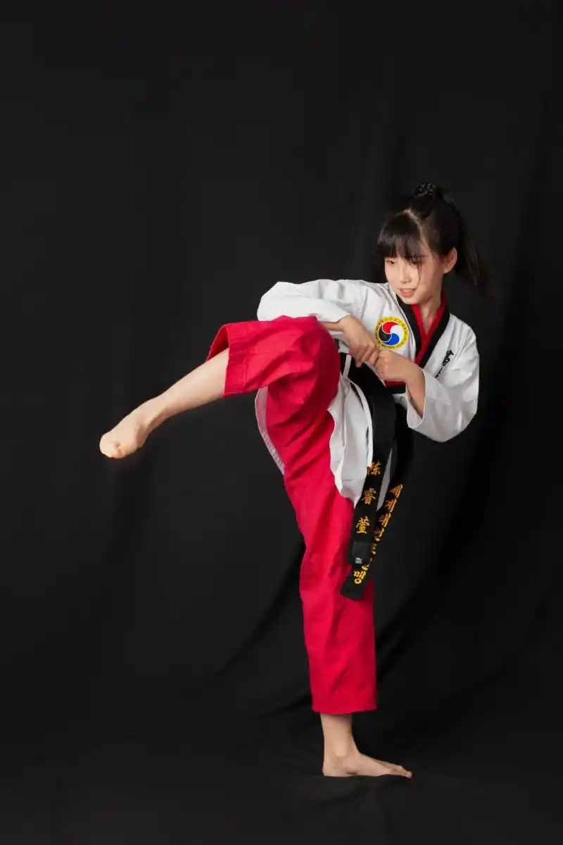 女孩子练跆拳道帅炸了 真羡慕练武的女孩,又飒又美,气场足足的