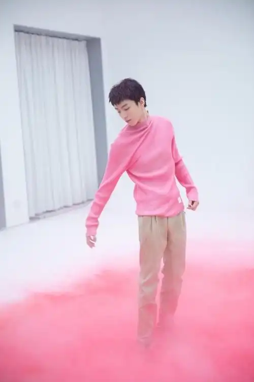 王俊凯剪了寸头帅爆了,一身同色系穿搭,化身"行走的荷尔蒙"_人物资讯