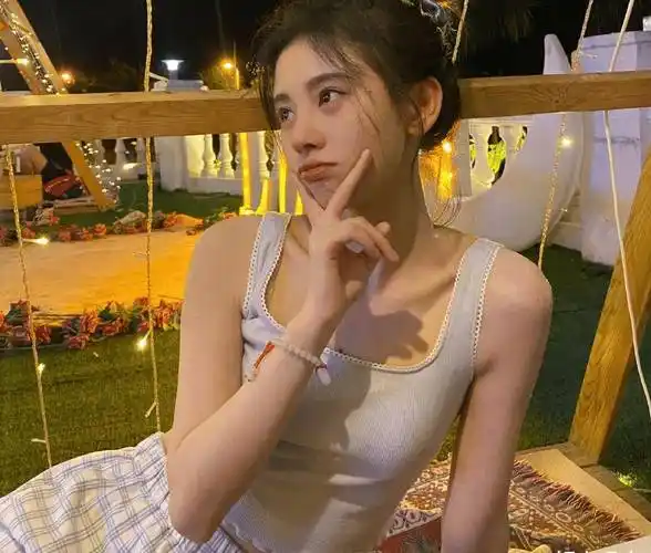 鞠婧祎晒自拍宣传新剧,笑容甜美如女神降临,没想到却被腰抢镜_腹肌