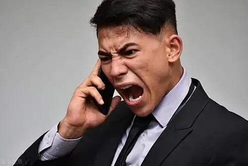 愤怒如何宣泄?受父亲家暴的儿子,通过音乐治疗摆脱暴力代际传递