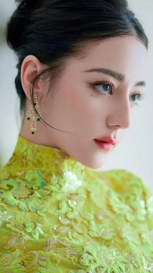 迪丽热巴金色露背旗袍造型