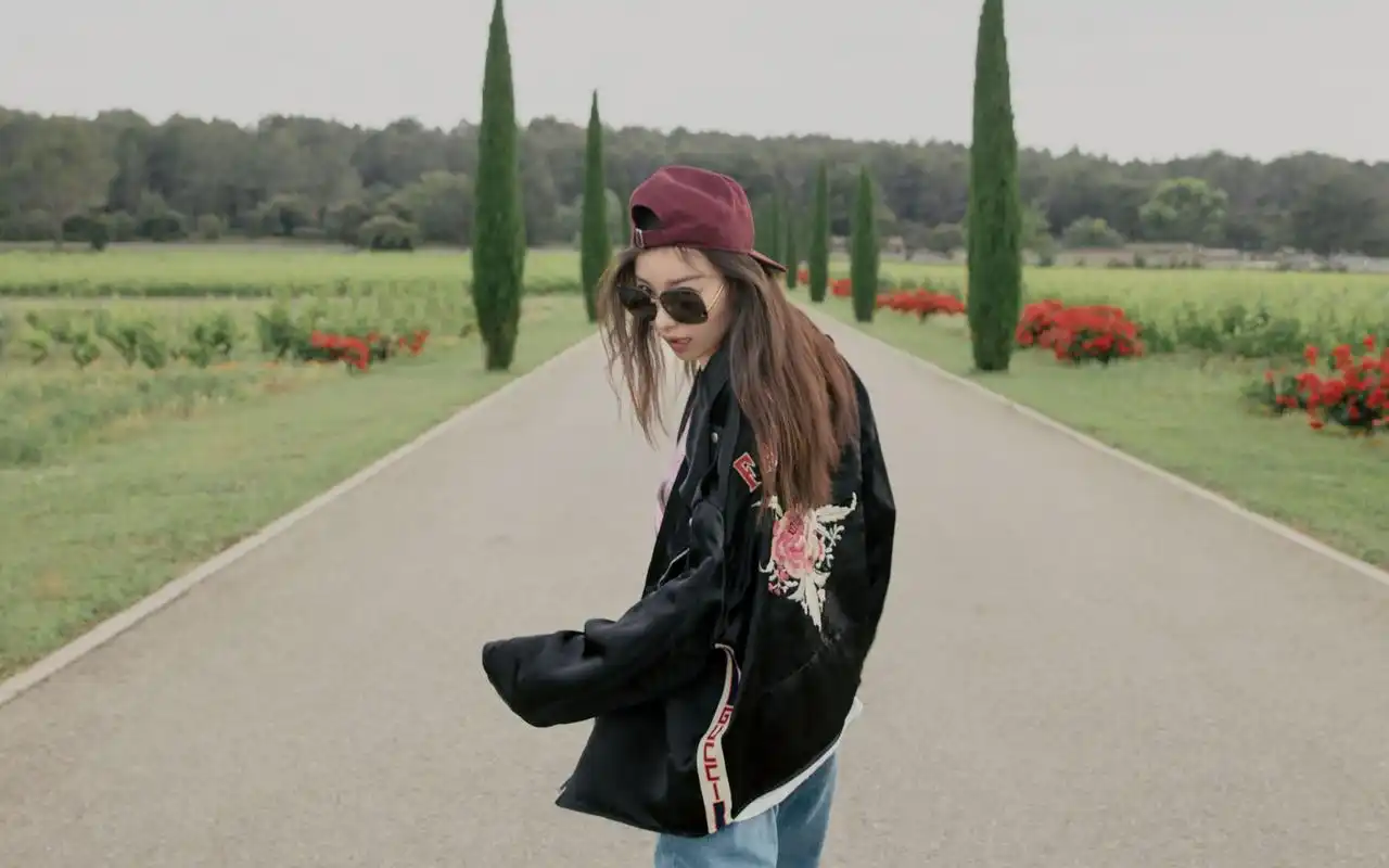 倪妮时尚随性街拍高清电脑壁纸