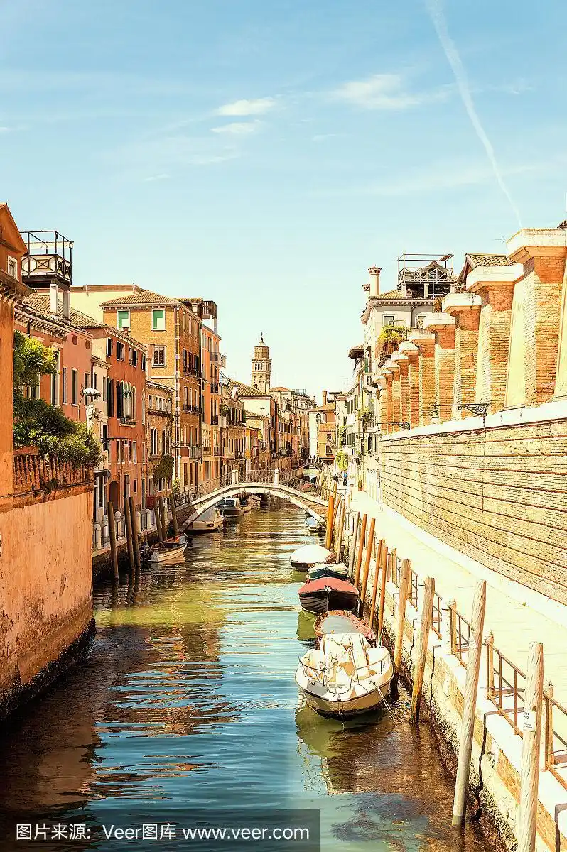 中世纪威尼斯中心的一条小运河