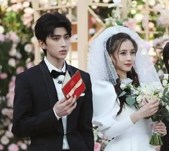 baby陪闺蜜出海,照片一角却意外曝光蔡徐坤身影!