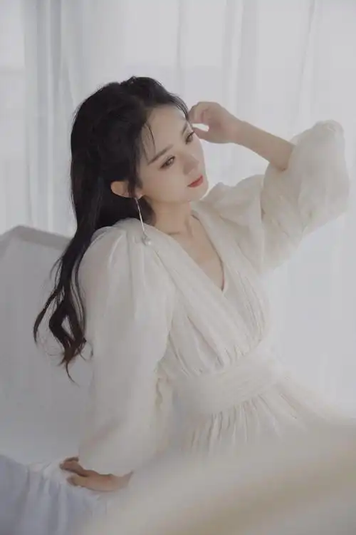 赵丽颖今日现身发布会,白色泡泡袖连衣裙搭配马丁靴,酷飒有范