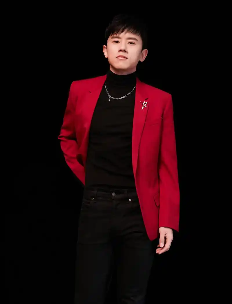 后台照来啦 今天的boss张杰状态超棒!是不是因为"爬墙"锻炼身体了