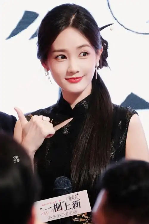 李一桐脸颊比心##李一桐侧边新中式簪发