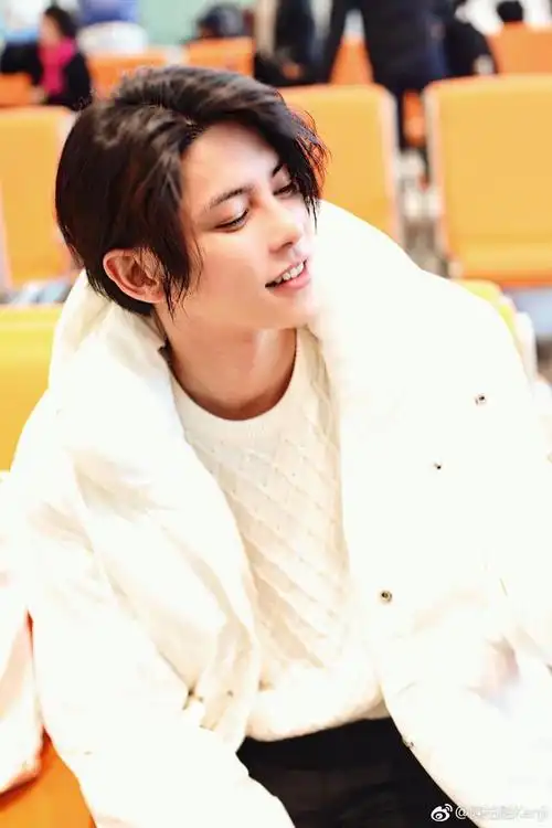 林依晨美男师弟陈柏融殿下攻略海报发布古装高颜值引关注