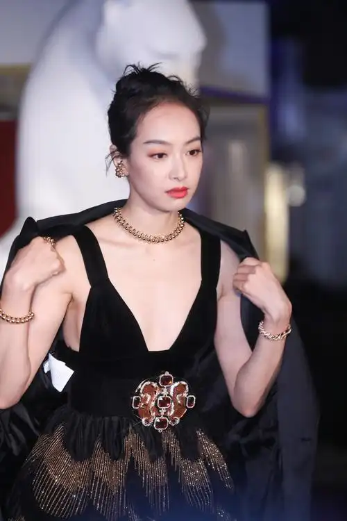 生图能打!宋茜深v长裙性感助阵卡地亚 露事业线忙披外套御寒