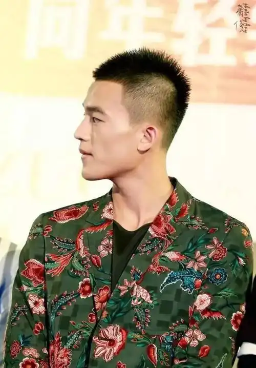 纵观娱乐圈的大批鲜肉们,欧豪绝对是平头的引领者.