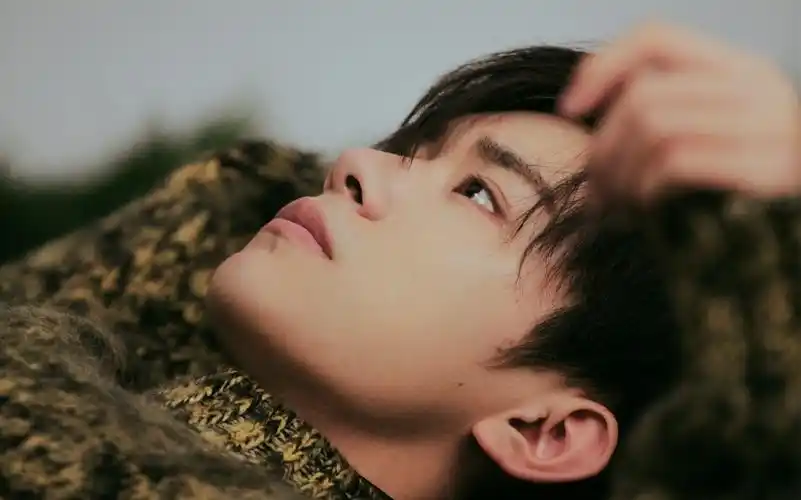 少年tfboys易烊千玺帅气桌面壁纸图片第6张