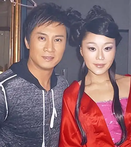 56岁的歌手江涛晒照,他的老婆万小牧,齿白唇红,面貌娇媚_妻子_歌曲