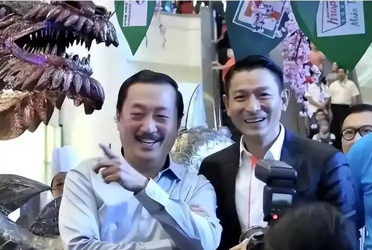 佛名慧果的刘德华,现身马来西亚陪妻回老家,与富豪妻舅挽手礼佛