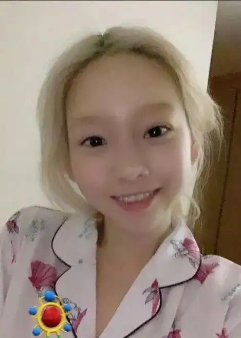 朴信惠这张也是实力认证的嫩的很欸~baby版的邓紫棋有点认不出来辽有