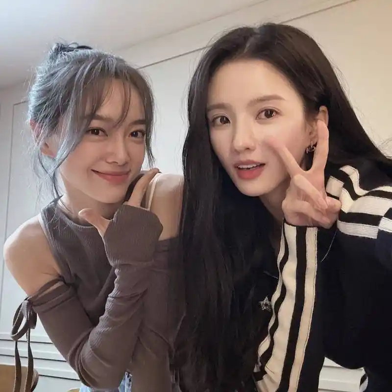 gugudan[流泪][流泪][流泪]  #金世正晒与刘些宁合照# #金世正刘些宁