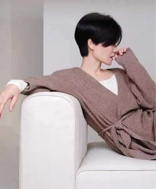 王菲随性的模样真美,光着脚拍大片,简单配条直筒裤就很有高级感